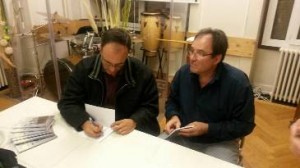 Maurício Cunha autografa o livro em Genebra / Acervo-CADI
