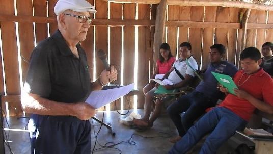 Rinaldo ensinando para indígenas na aldeia