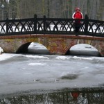Ponte sobre rio congelado em Ludwigslust - Alemanha