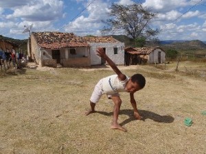 Menino brinca em região seca de Pernambuco. Crédito: Alison Worrall.