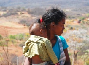 Mãe e filha da Comunidade quilombola de Fonseca, Manaíra (PB). Crédito: John Medcraft.