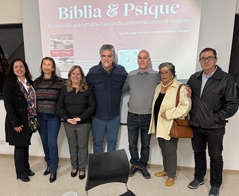 Da direita para a esquerda os coautores: Fernando Oliveira, Esther Carrenho, Ageu H. Lisboa, Roberto R. Fernandes, Deusa Robles, Alexandra, esposa do Roberto, e Luciana, CEO do Instituto Freedom, promotor do evento.