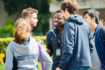 Jovens evangelizam durante trote em universidade