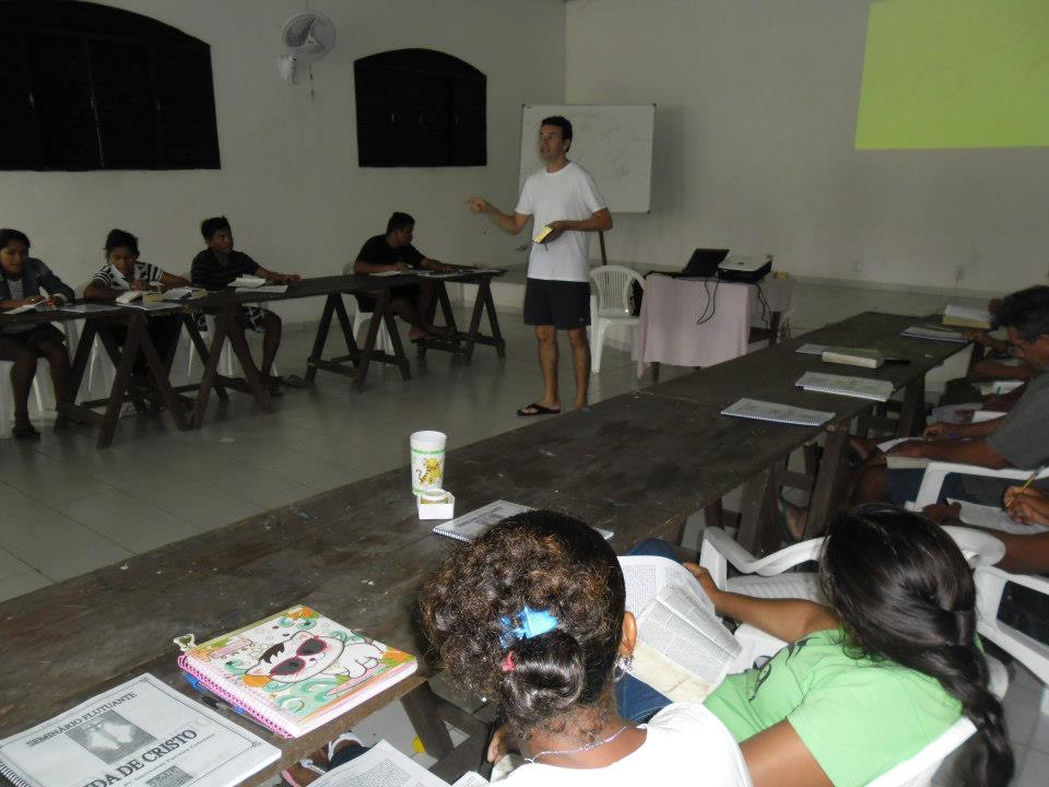 Missionário Marcos Ribeiro dando aula