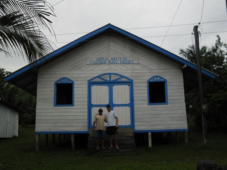 Pequena igreja feita de madeira